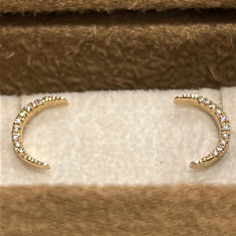 New 18k gold with pave real 💎 diamonds. 50% off of purchased price.